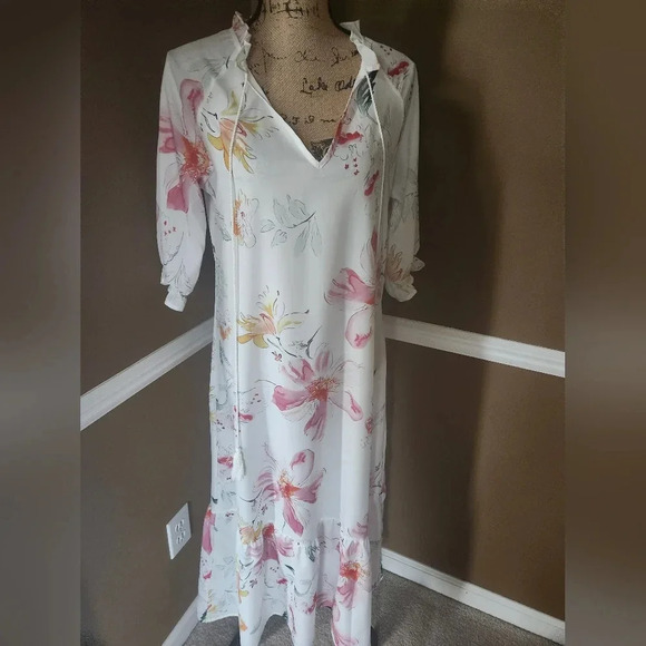 NWT NoraCora White Beach Dress Floral Design Sz Sm Oversized - Picture 1 of 6